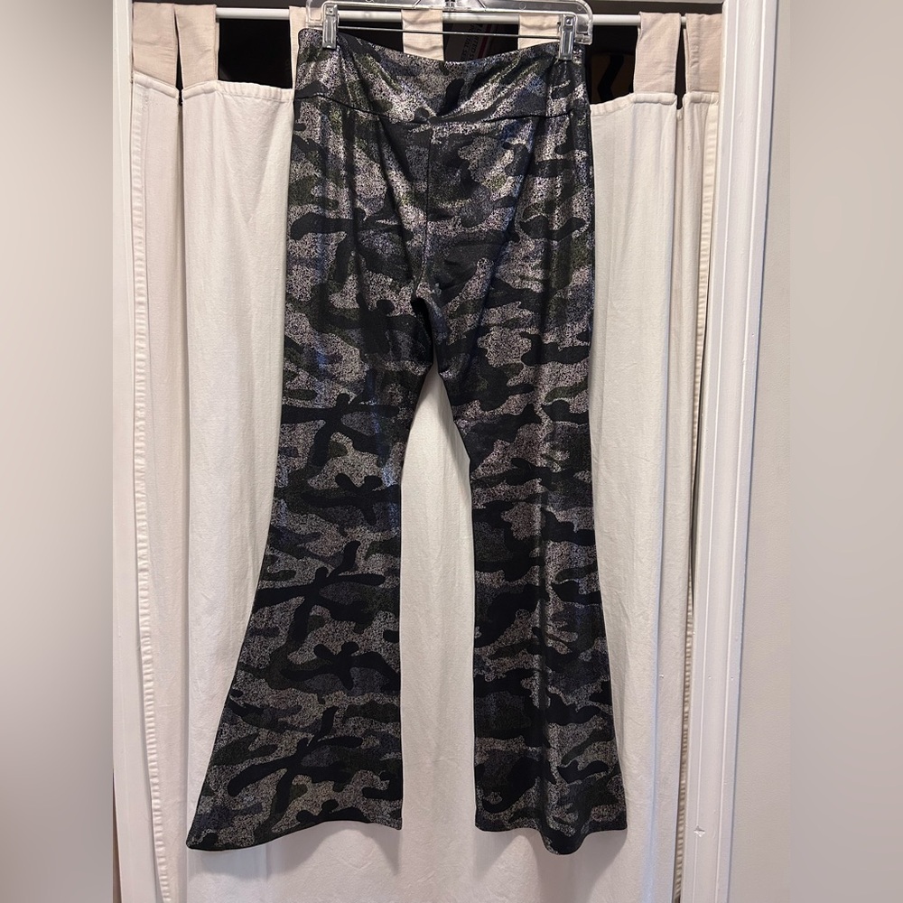 No Boundaries Camo Flare Leggings Woman’s Size Large